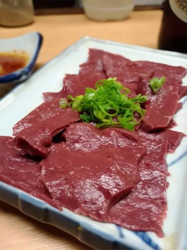 珍しいサメの心臓の刺し身。