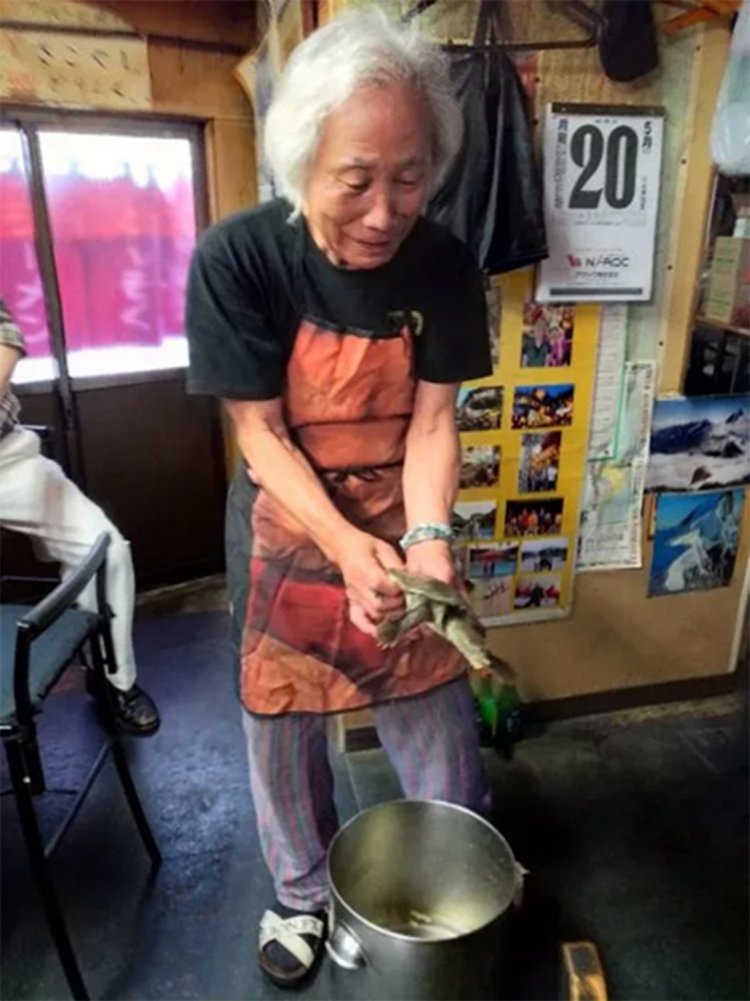 慣れた手つきでスッポンを操るマスターだが、見ているほうはハラハラ。