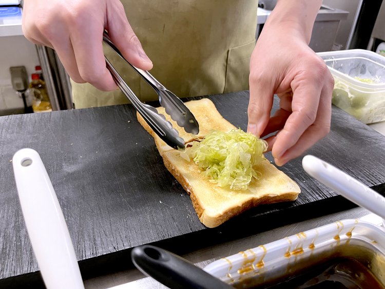 浅漬けのキャベツを挟む。千切りキャベツではなく“浅漬け”を合わせるところが、日本料理をルーツにもつ阿部さんならではの発想だ。
