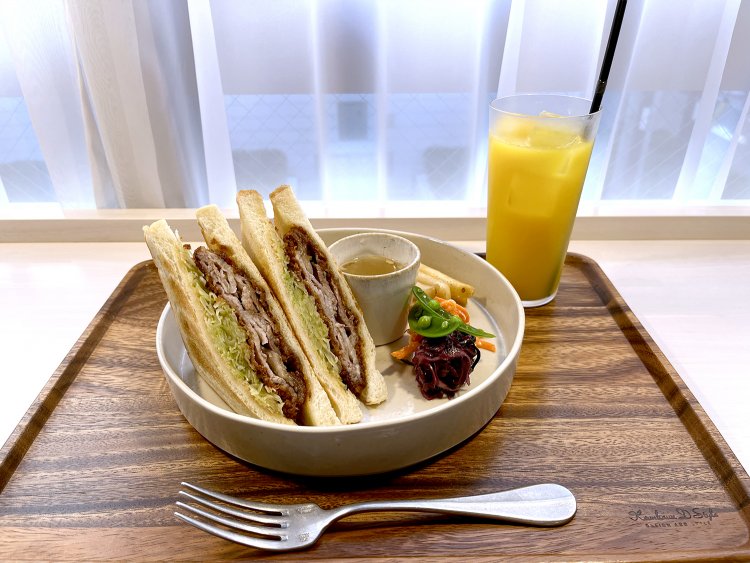 付け合わせのラペの彩りもよく、食欲をそそる。