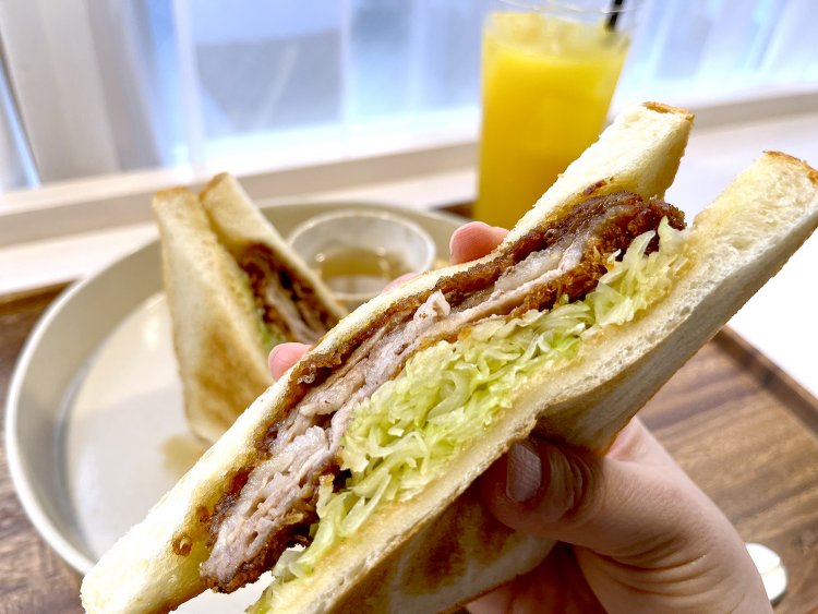 カブリとかぶりつくと肉汁がほとばしる！　が、意外と後味はあっさり。