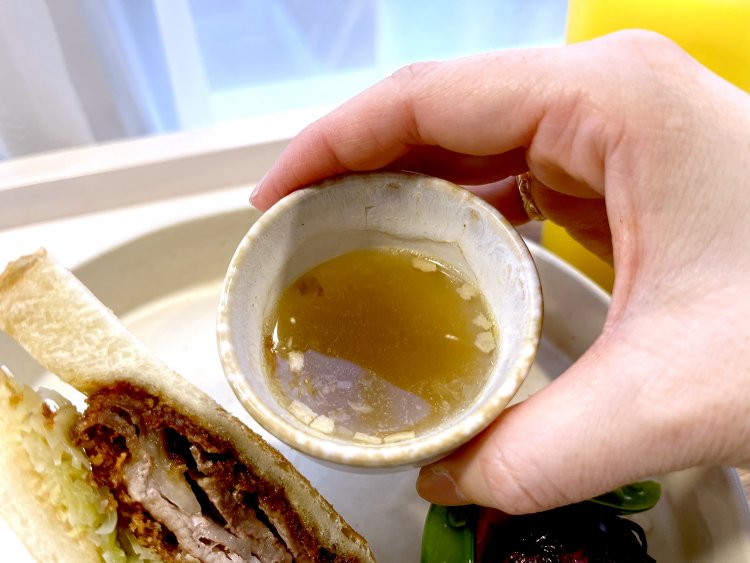 ベーコンとオニオンのコンソメ風スープ。モーニングはドリンク付きなので、ぐい呑みくらいのサイズがちょうどいい。