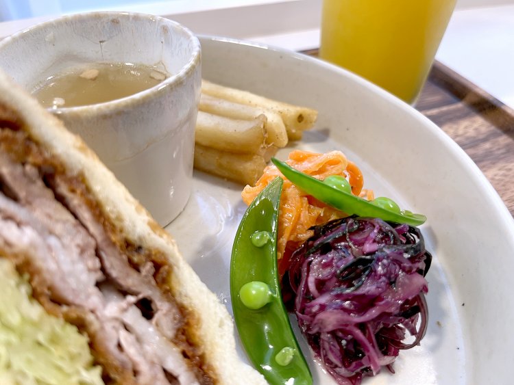 甘酸っぱい紫キャベツのラペと、シーザーサラダのようなテイストのニンジンのラペ。