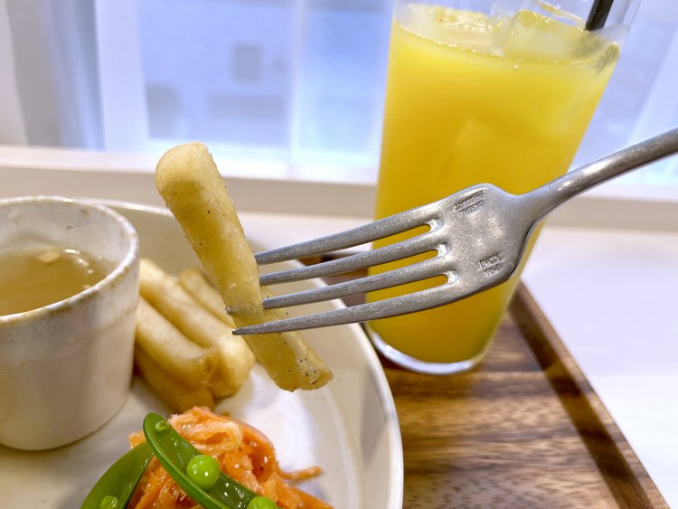 トリュフ塩＆トリュフオイルで仕上げたポテト。