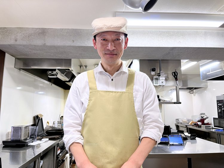 「今日はちょっと顔がむくんでるんですよ〜」と言いながらも撮影に応じてくれた店主の阿部俊一さん。料亭で腕を磨いた料理人でもある。