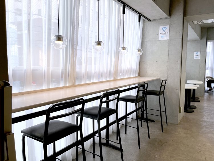 店内はナチュラルモダンな雰囲気。朝日がカーテンからやさしく注ぎ込まれる。