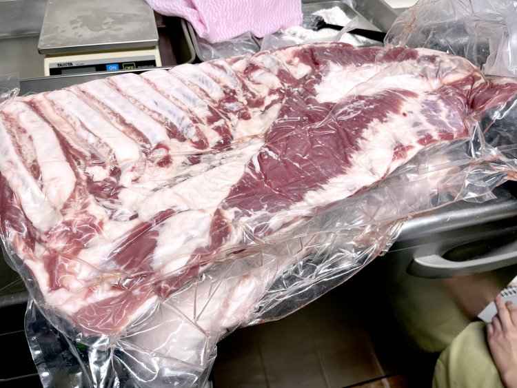 部位ごとにブロック状にカットされて店に届く。「これをメニューごとに加工して使うんです」。