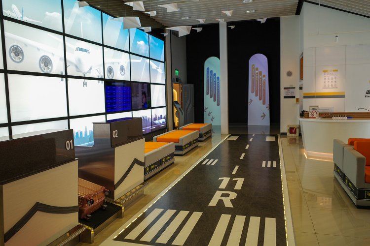 中央公園遊客中心の室内は、空港を模した造りになっている。