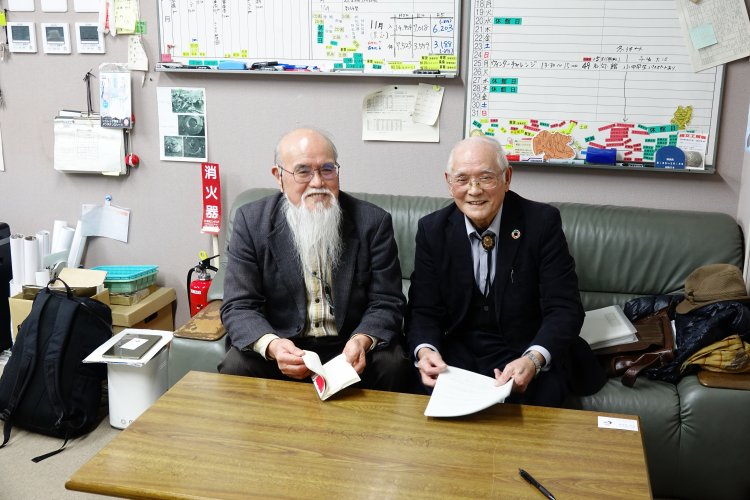 東北大学名誉教授の鈴木三男さん（左）と、プロジェクト始動時に地域コミュニティ会長だった佐藤康男さん。「ヤマザクラの里親制度も実施していますよ！」