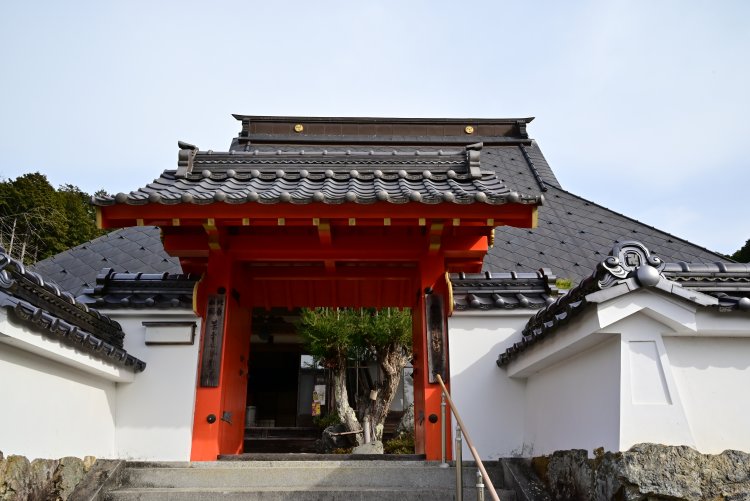 仁和寺を総本山とする真言宗 御室派の寺院。病気平癒の信仰を集めている。