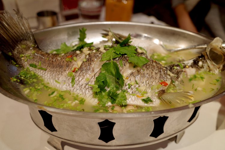 檸檬ソース魚の姿蒸し。