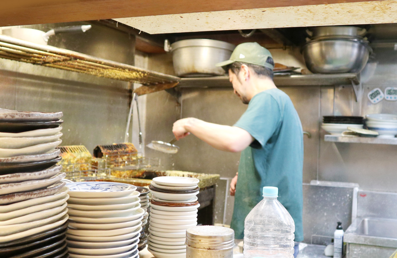 注文後、手際良く調理に入る早瀬さん。麺職人としての経験を感じさせる。