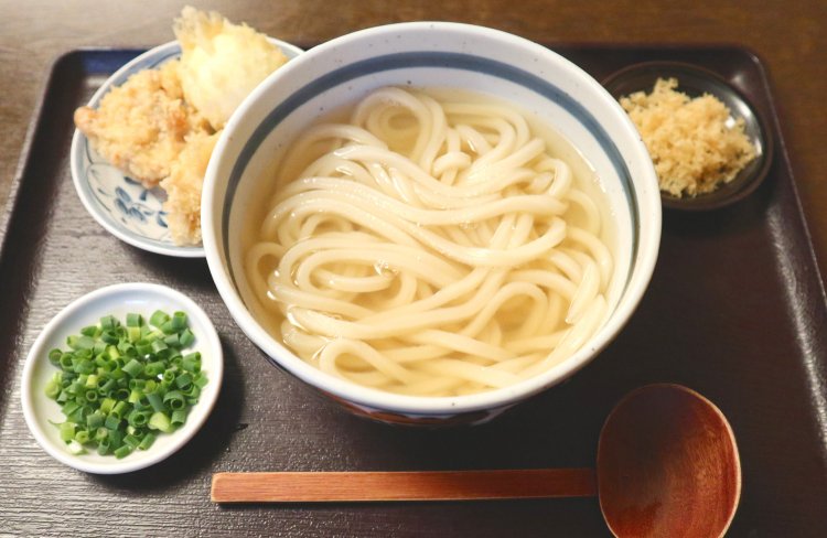 人気のある、とり天&玉子天うどん820円。