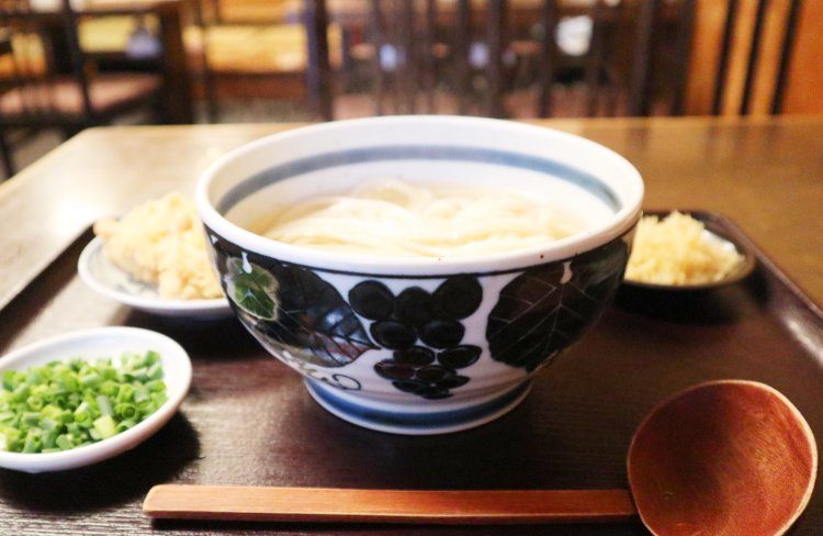 茹でたてを提供するため、着丼までは少々お待ちを。