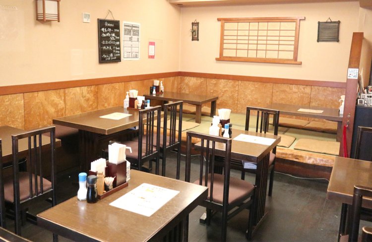 テーブル席と小上がりの席がある、落ち着いた雰囲気の店内。