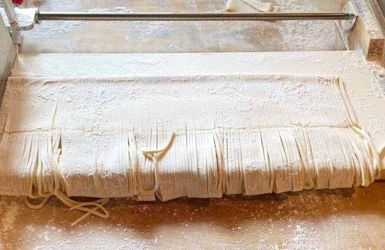 早瀬さんが作る手打ちうどん。茹でる前から美しい。