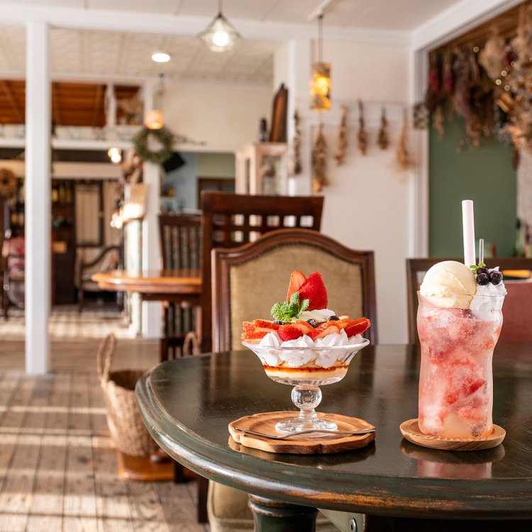 いちごのプリンアラモード（左）は期間限定で提供。