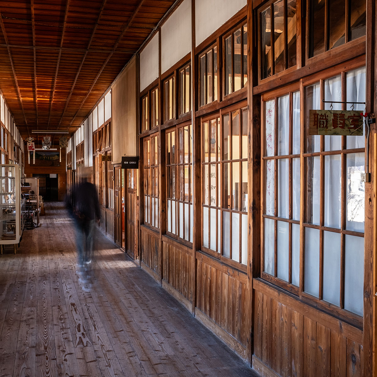 昭和のサロン、教室、民家などに分かれた館内。校舎入り口部分のモダンな造りも印象深い。