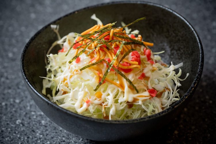 もんじゃサラダ380円。