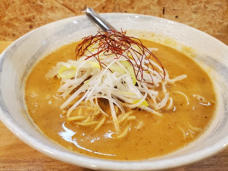 秘かにファンが多い担々麺900円も。
