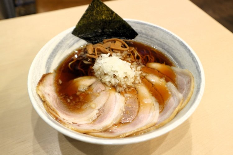 大判の豚バラチャーシューが5枚入ったチャーシューメン950円。