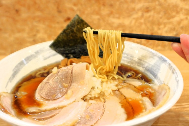 麺は茹で上がりで210gという太っ腹なボリュームだ。