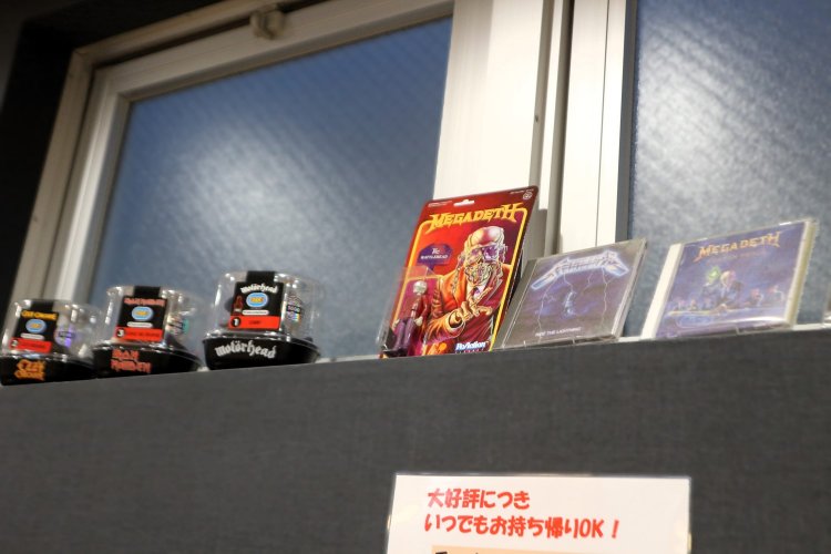 ふと顔を上げると、フィギュアやCDがコレクションのように並んでいた。