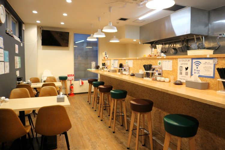 入り口はやや奥まった場所にあるが、店内に入れば明るい空間が広がっている。フリーWi-Fiが使えるのもうれしい気遣い。