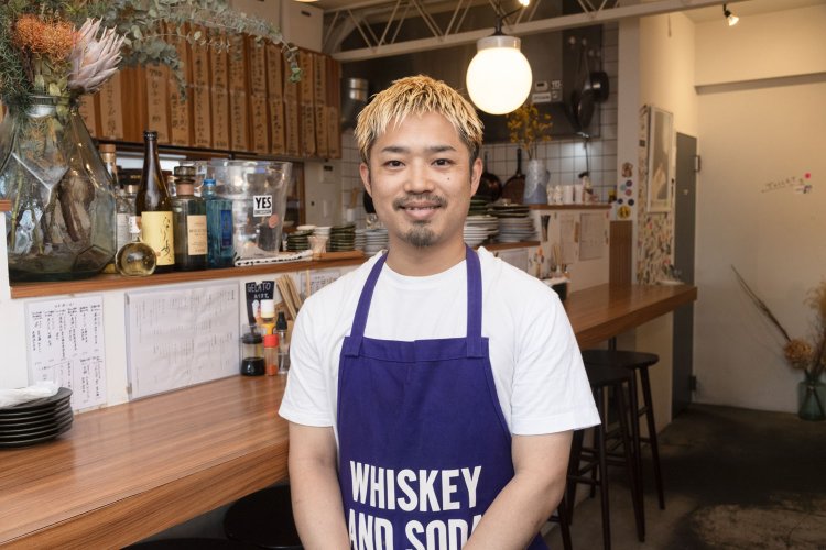 多彩なノンジャンルの料理を作り続ける店主の有川さん。