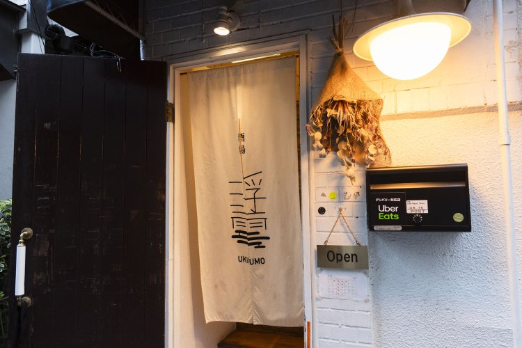 外観や内観は小粋なビストロのようなオシャレな造り。