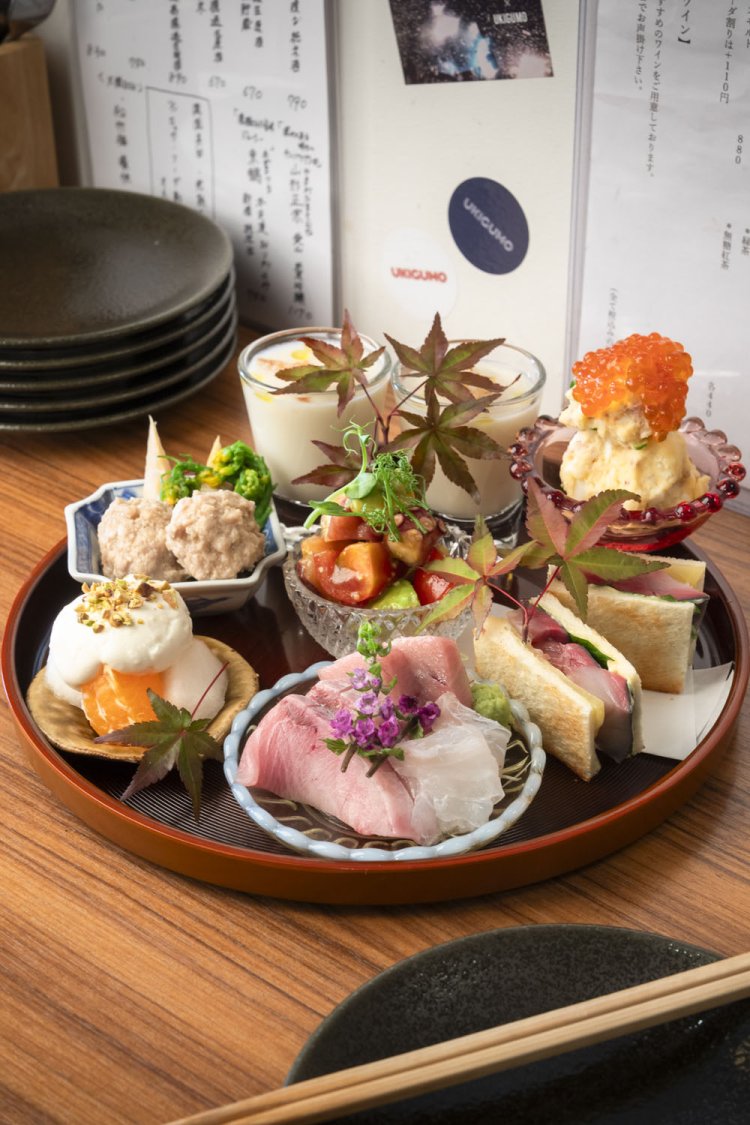 人気のメニューや旬メニューが盛られた「おまかせ前菜七種盛り合わせ」1540円～（写真は2人前）。この日は〆サバサンドも。