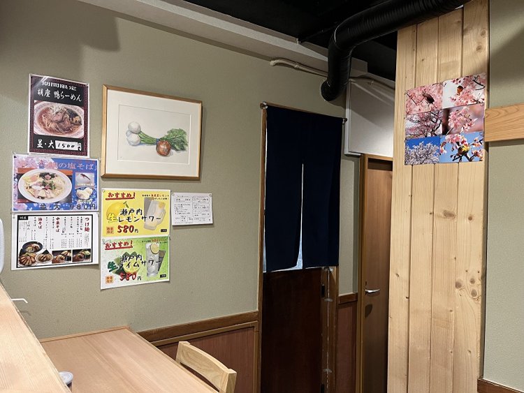 近所の方から頂いたという写真と絵が飾られた店内。