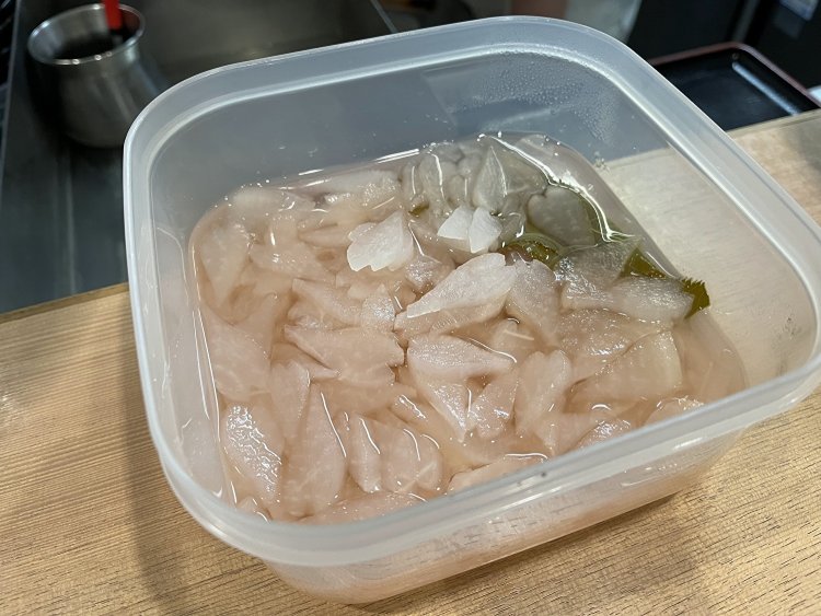 3月の季節メニューにのせる、桜の花びら型の大根。