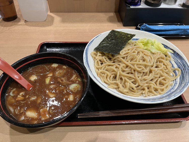 ゆずが香る、濃厚つけ麺（並）980円。
