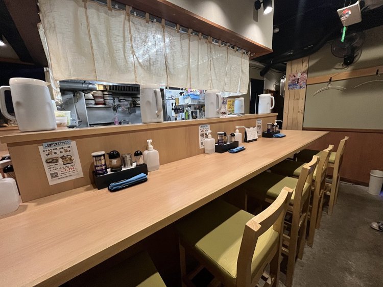 お寿司屋さんのような、高級感のある内装。