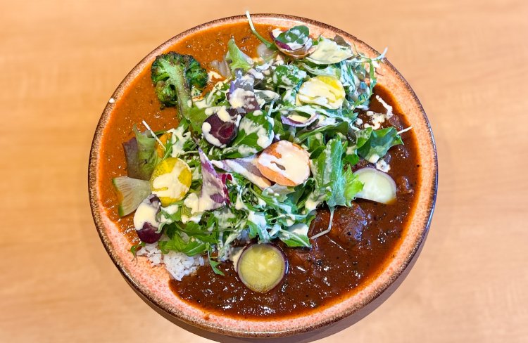 お肉と魚介の両方が楽しめるあいがけカレー1400円。