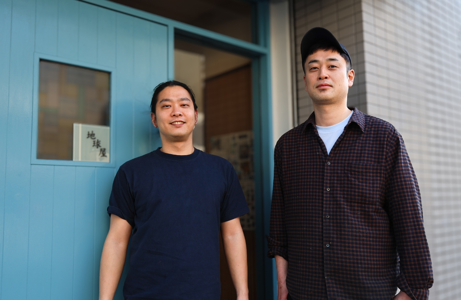 お店の前で、サービスの松尾一輝さん（左）とオーナーシェフの宮脇大雅さん（右）。