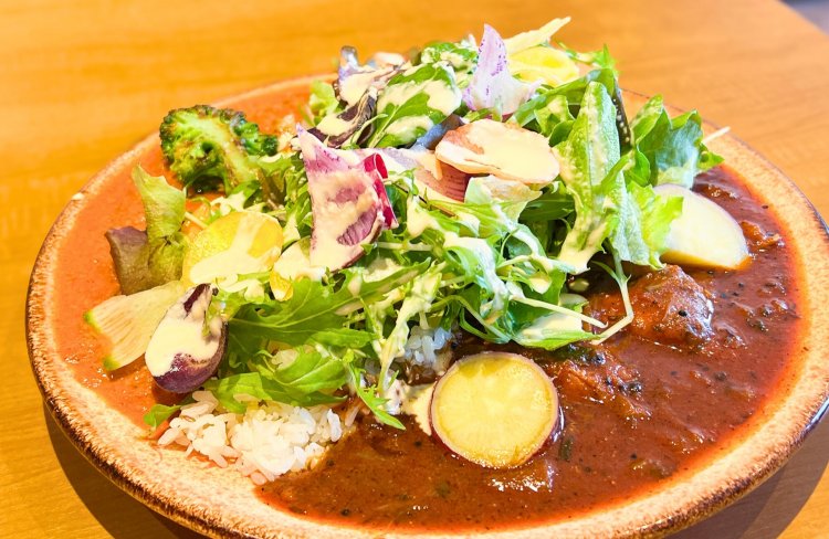 お肉と魚介の両方が楽しめるあいがけカレーはボリュームたっぷり。