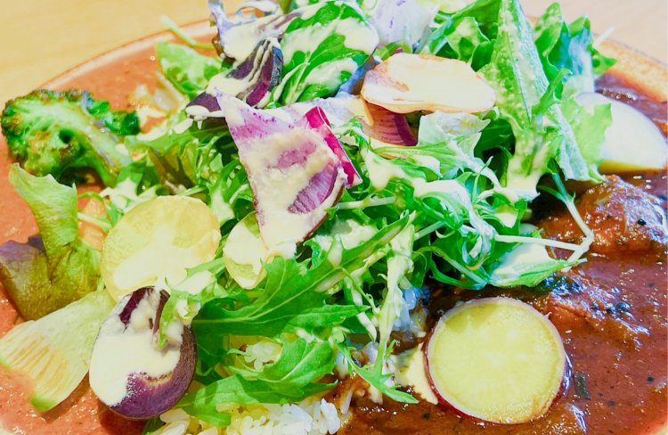 サラダの他、さつまいもやれんこんなどの野菜もたっぷり添えられている。