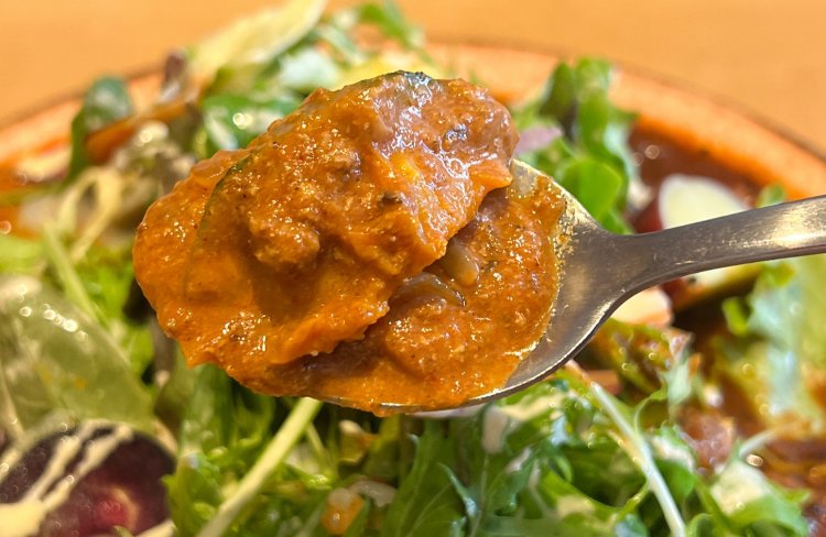 平日限定サービスとして、13時以降の来店であいがけカレーが1200円になる。