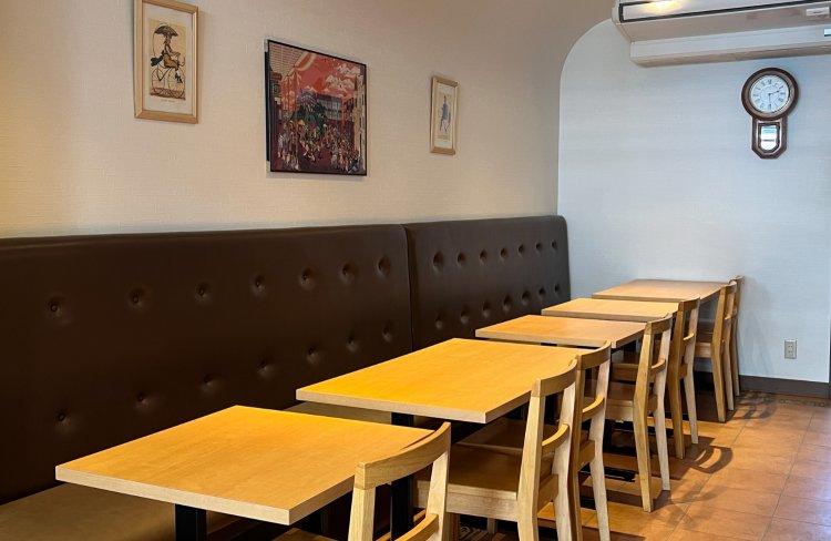 ディナーでは土鍋に入ったスパイスカレー1600円を提供、別皿でライスまたはパンが選べる。お酒とお料理を楽しんだ後の締めの一品としても最高だ。