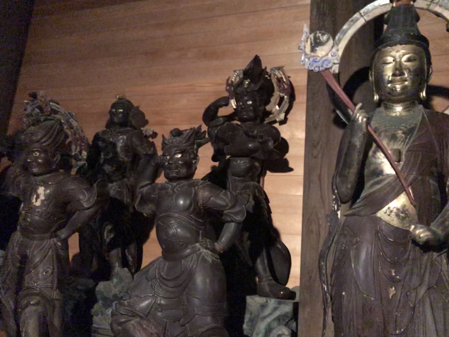 周囲の仏像は江戸時代など後年の作。