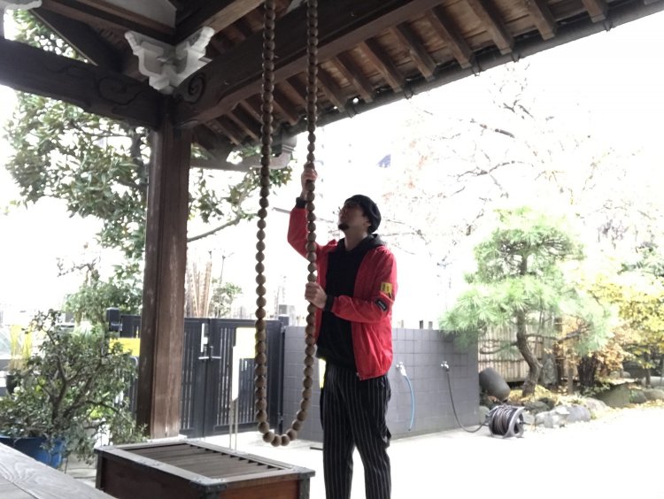 英信寺に参拝する筆者。