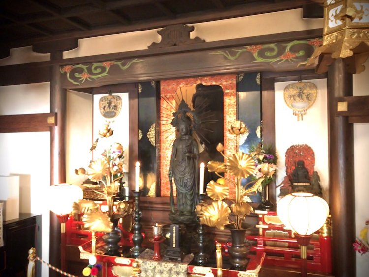 中央の観音像の後ろに……。