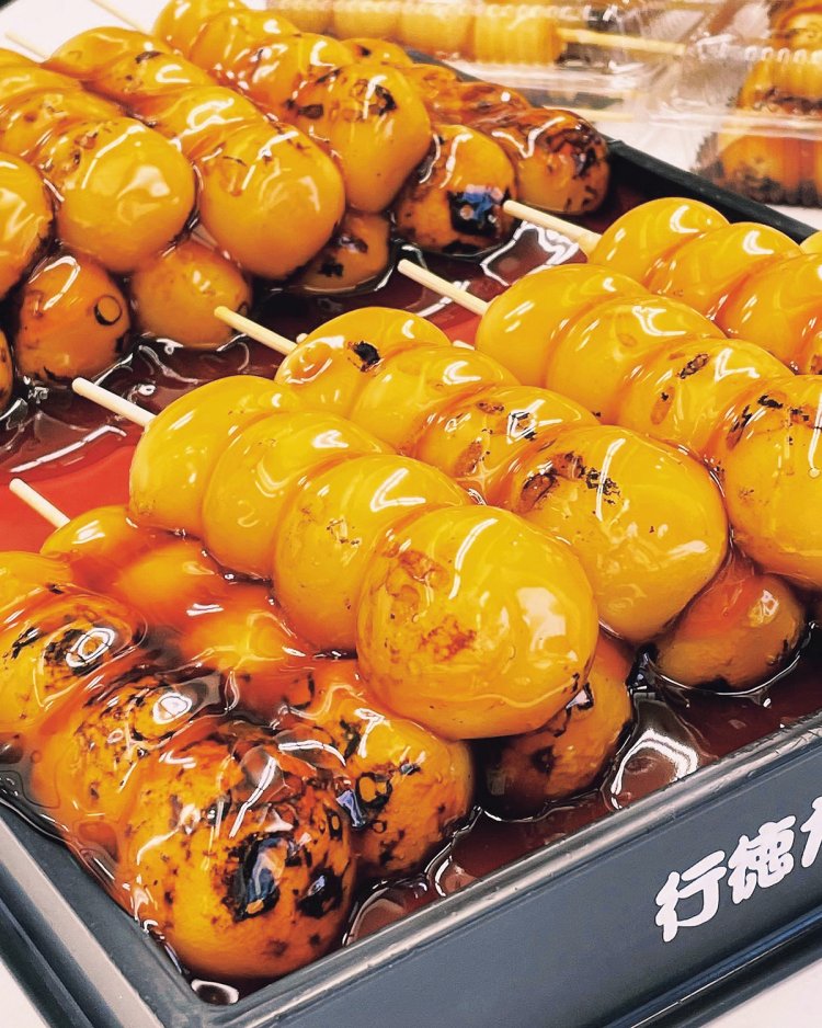 『だんごの富士見屋』のみたらし団子一本70円は大きくてつやつや。きなこやごま、春には桜味が並ぶことも。（写真＝だんごの富士見屋）