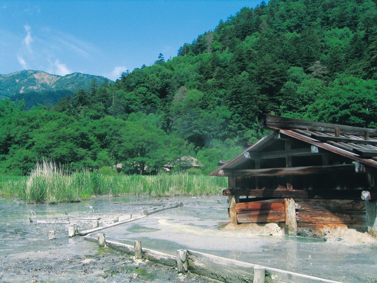 湯ノ湖の北岸に位置する奥日光湯元温泉では、乳白色の硫黄泉が湧き出る。（写真＝日光市観光協会）