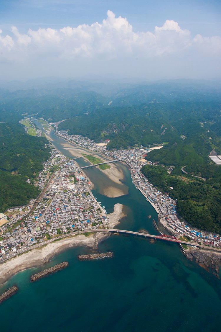 古座川は河口も美しく透明なブルー。手前から奥へ3本目の橋はJR紀勢本線。