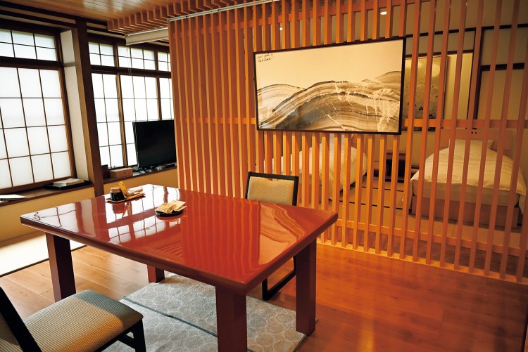 25畳の大広間を２間続きのバリアフリールームに改装した「萩の間」。