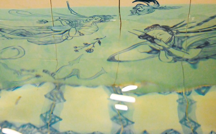 湯船の内壁では天女が揺らめく。　