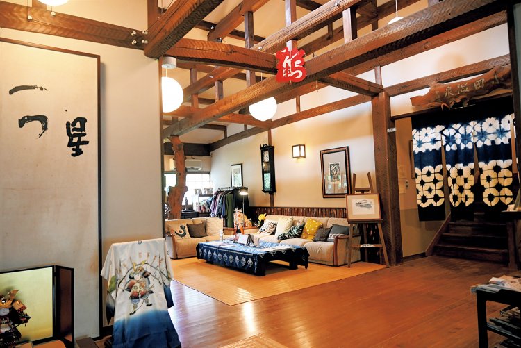 立派な梁と柱がのぞく吹き抜けのロビー。